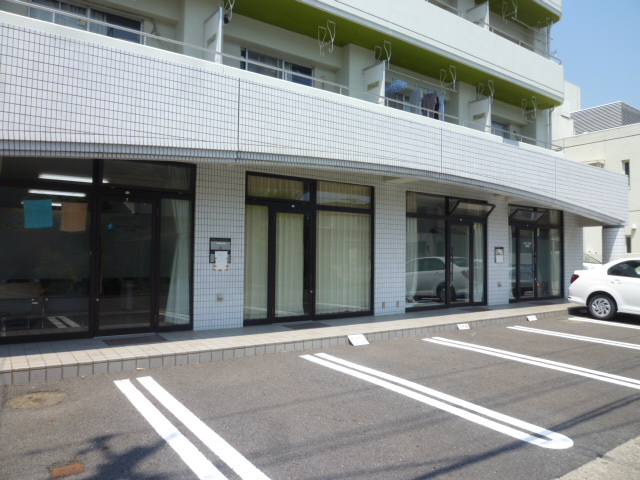 事務所101号室は左から2番目です。事務所前駐車場は写真の左から3台目です。
