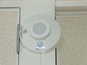 全室　音声煙警報器　引きヒモを引くと動作確認ができます。ガス漏れ警報機ではありません
