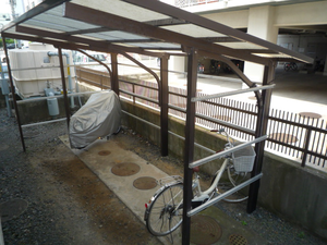 コーラルマンション1階の駐輪場 玄関右脇から入れます。自転車をご使用される方は利用開始時に許可シールを自転車に貼って下さい。